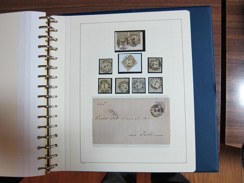 0019 (123).JPG -     Lote:    19      Marcofilia      Lotes Especiais       Descrição:         Portugal. Colecção especializada de carimbos de duplo círculo, tipo 1852, montada em 4 álbuns Lindner, com selos de diversas emissões e cartas, com estudo minucioso de cada marca. Lote a ver.         Lote       Valor Base:     &euro; 2.500,00     Valor Venda:     Retirado     